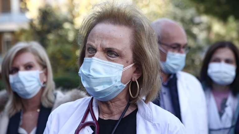 Παγώνη: Να γίνονται εμβολιασμοί σε πλατείες, μπαρ, έξω από εκκλησίες - Μέτρα Μυκόνου και σε άλλα νησιά