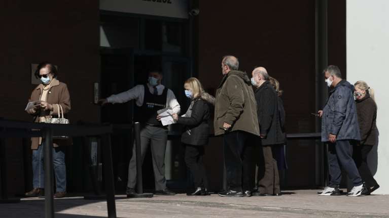 Υποχρεωτικός εμβολιασμός στους άνω των 60: Τα πρόστιμα και οι εξαιρέσεις - Νέες ανακοινώσεις σήμερα από Πλεύρη