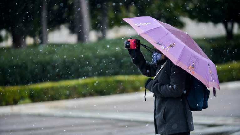 Αλλάζει το σκηνικό του καιρού ξανά από σήμερα - Ερχονται βροχές, καταιγίδες και χιόνια