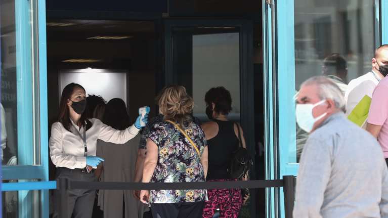 Αναστάτωση με το AstraZeneca: Μαζικά αιτήματα να γίνει με άλλο εμβόλιο η δεύτερη δόση - Τι λένε οι ειδικοί