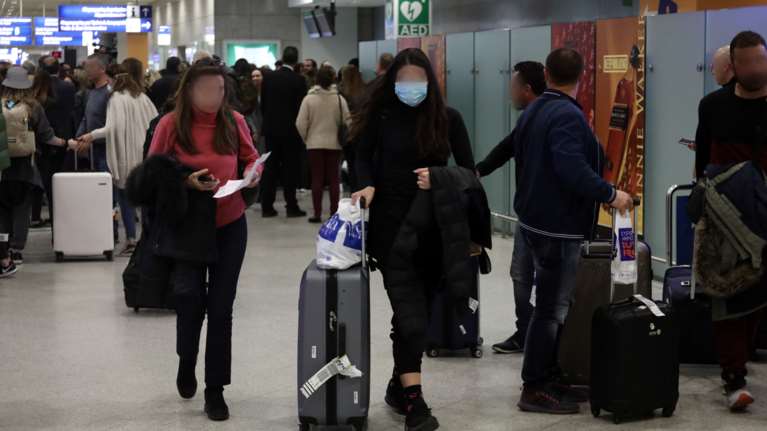 Στην Ελλάδα 26 γυναίκες δικαστές και δικηγόροι από το Αφγανιστάν - Μαζί με τις οικογένειές τους