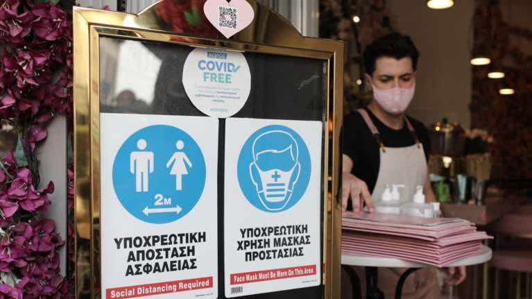 Αντίστροφη μέτρηση για την κατάργηση του πιστοποιητικού εμβολιασμού: Πότε και γιατί θα σταματήσει