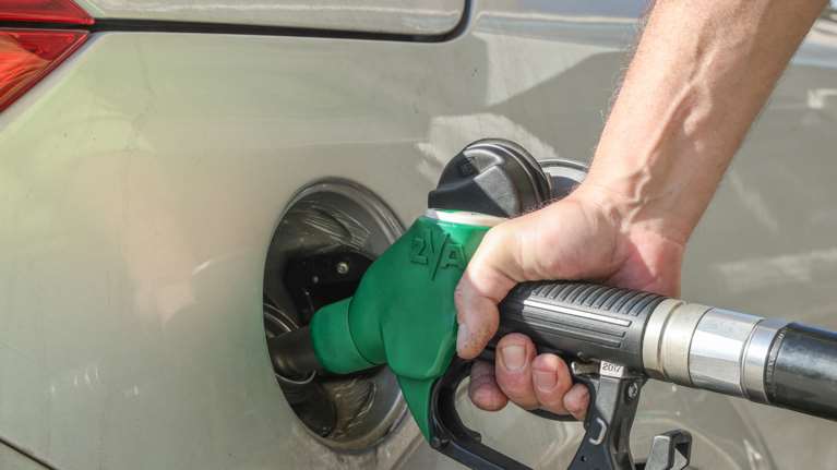 Κόντρα για τις επιδοτήσεις σε ρεύμα, βενζίνη, πετρέλαιο: &quot;Τόσα αντέχει η οικονομία&quot; λέει η κυβέρνηση - &quot;Ψίχουλα&quot;, απαντά ο Τσίπρας