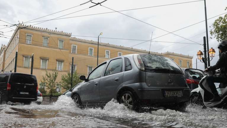 Η κακοκαιρία "Μπάλλος" φέρνει μέτρα lockdown - Τηλεργασία, κλειστό Δημόσιο, σχολεία και δικαστήρια