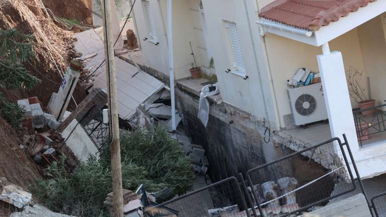 Κρίσιμη η κατάσταση στον Νέο Βουτζά: Αυτοψία Λέκκα στην περιοχή  - Γιατί &quot;πέφτουν&quot; τα σπίτια στο ρέμα