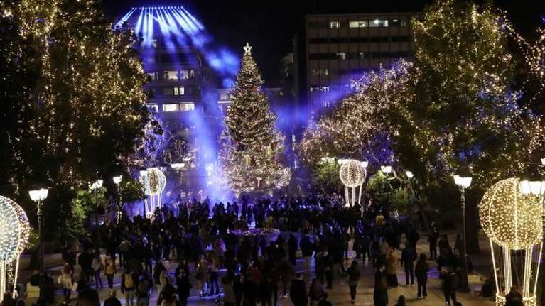 &quot;Μύρισαν&quot; Χριστούγεννα: Φωταγωγήθηκε το δέντρο στην πλατεία Συντάγματος - Εχει ύψος 19 μέτρα και 60.000 λαμπάκια [Εικόνες]