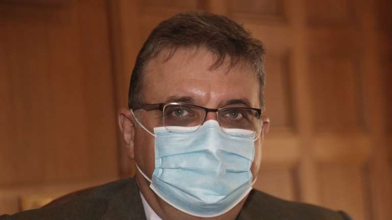 Εξαδάκτυλος: Με ανησυχούν Αθήνα και Θεσσαλονίκη, η πανδημία δεν κάμπτεται