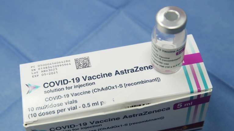 Η Αυστρία αναστέλει τους εμβολιασμούς με συγκεκριμένη παρτίδα της AstraZeneca μετά το θάνατο 49χρονης νοσοκόμας