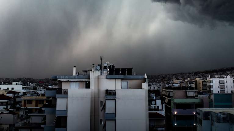 Στον ρυθμό του &quot;Μπάλλου&quot; από απόψε η χώρα: Έρχονται χιόνια, χαλάζι, ραγδαία πτώση θερμοκρασίας και θυελλώδεις άνεμοι