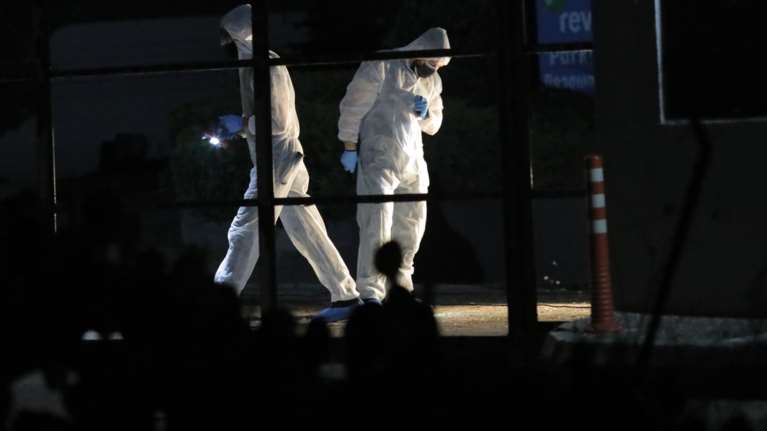 Εκρηξη σε συγκρότημα κατοικιών στη Γλυφάδα - Υλικές ζημιές στην είσοδο και σε τρία ΙΧ [εικόνες]