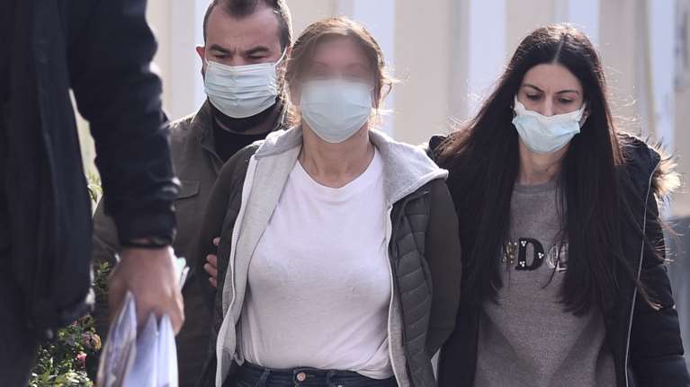 Πήρε νέα προθεσμία η Αλβανίδα εικαστικός: &quot;Ο εγκληματίας είναι ο οφθαλμίατρος, έχει πλαστό πτυχίο&quot;, φώναζε [εικόνες]