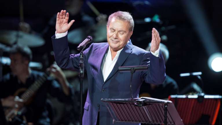 Μανώλης Μητσιάς: Σπάνιο κλικ με σύζυγο, γιο, νύφη και τα δύο εγγόνια του [εικόνες]