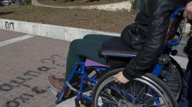 Μητέρα καταγγέλλει: Δεν καταβάλλουν πλήρες επίδομα σε παιδί με 95% αναπηρία [βίντεο]