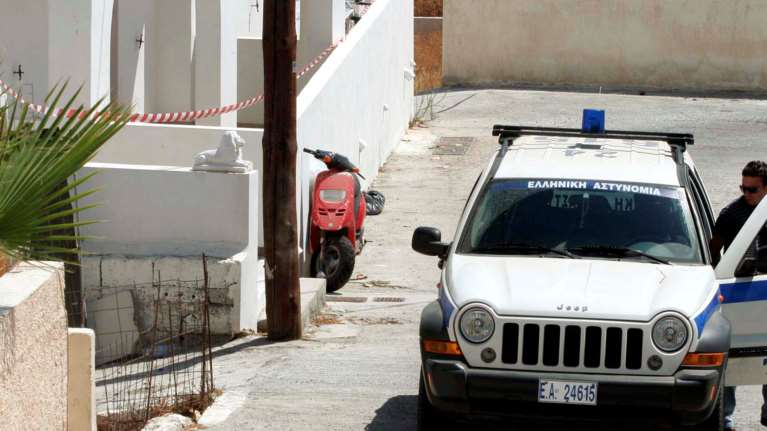 Σοκ με τη δολοφονία του 69χρονου ξενοδόχου στη Σαντορίνη: Ο 20χρονος τον έδειρε, τον έλουσε με ποτά και τον έκαψε για 200 ευρώ