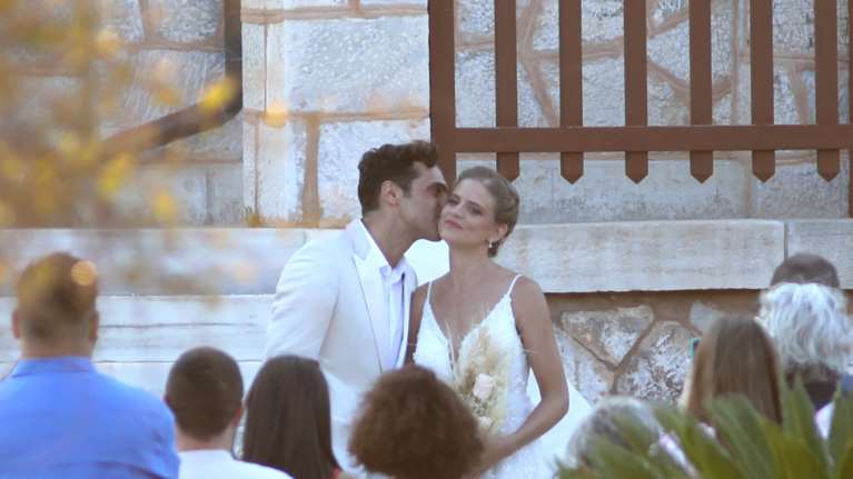 Γάμος Δανάης Μιχαλάκη: Αδημοσίευτες φωτογραφίες των ηθοποιών των &quot;Μελισσών&quot; από το πάρτι στη Σύρο