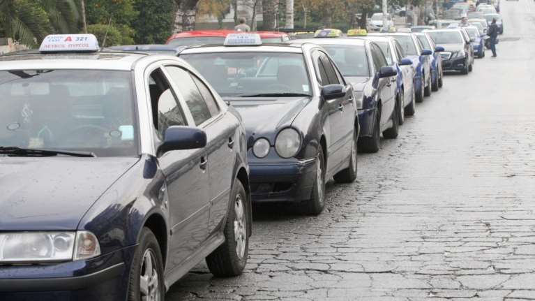 Θεσσαλονίκη: Πελάτης σε ταξί πιάστηκε στα χέρια με τον οδηγό γιατί έβγαλε τη μάσκα