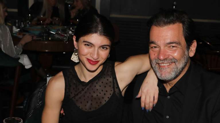 Κωνσταντίνος Καζάκος: Βραδινή εμφάνιση με τη σύντροφό του, Βασιλική - Το ροκ στυλ της 25χρονης [εικόνες]