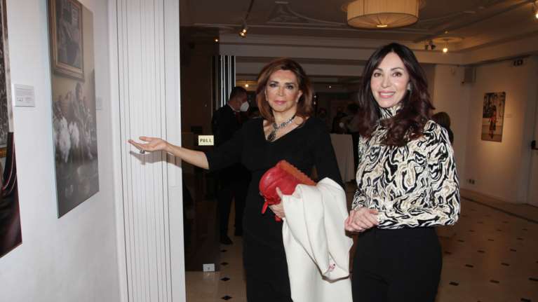 Η Μιμή Ντενίση με αριστοκρατική, κομψή εμφάνιση - Με κόκκινα γάντια και λευκό πανωφόρι [εικόνες]