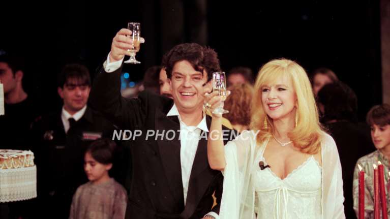 Ρετρό κλικ: Βουγιουκλάκη και Μπονάτσος στην αρχή του έρωτά τους, το 1982 - Ποζάρουν αγκαλιασμένοι