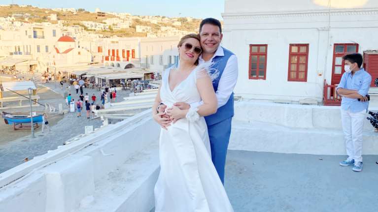 Γρηγόρης Μπιθικώτσης - Ελένη Τσιριγκάκη: Ο ρομαντικός γάμος τους στη Μύκονο [εικόνες]