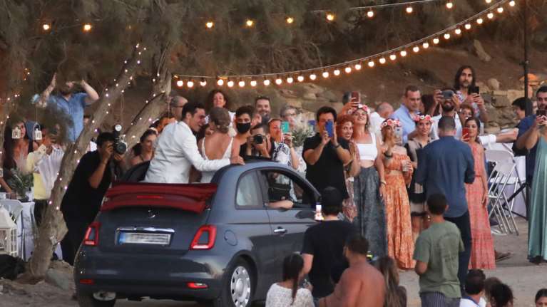 Γάμος Δανάης Μιχαλάκη: Το άλμπουμ του γάμου τους και το πάρτι δίπλα στη θάλασσα [εικόνες]