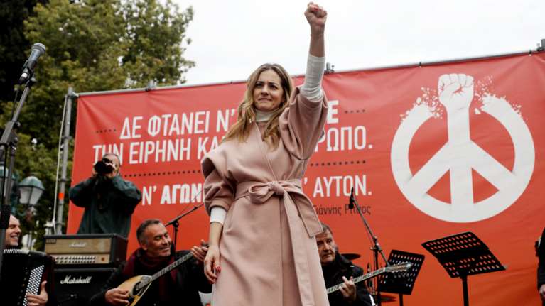 "Πόλεμος" στο Τwitter για την... αντιπολεμική συναυλία της Μποφίλιου - Είπε ότι "είμαστε με τον άνθρωπο"