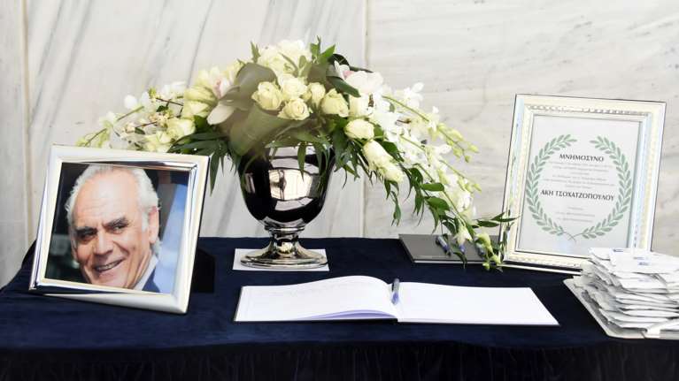 Μνημόσυνο Ακη Τσοχατζόπουλου: Κόλλυβα με τον ήλιο του ΠΑΣΟΚ [εικόνες]