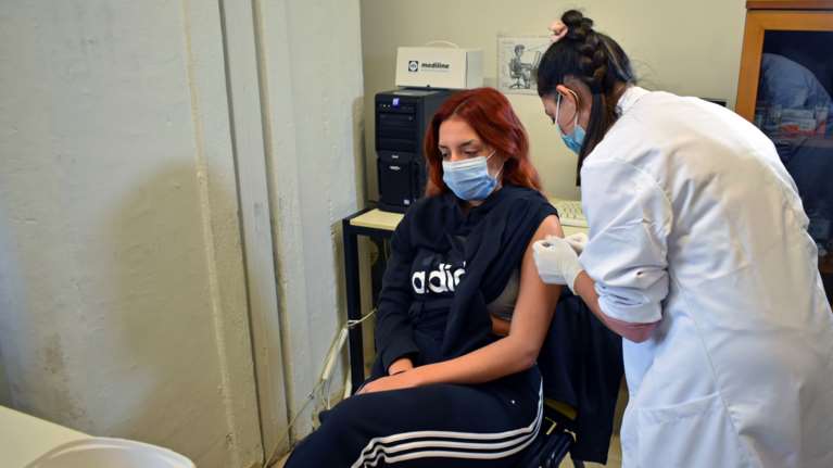 Εμβόλια κορονοϊού: Τι δείχνει νέα μελέτη για όσους έχουν ιστορικό σοβαρής αλλεργίας