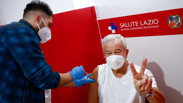 Εμβολιασμοί: Μύλος με την τέταρτη δόση - Ποιες χώρες προχωρούν παρά τις διαφωνίες του ΠΟΥ