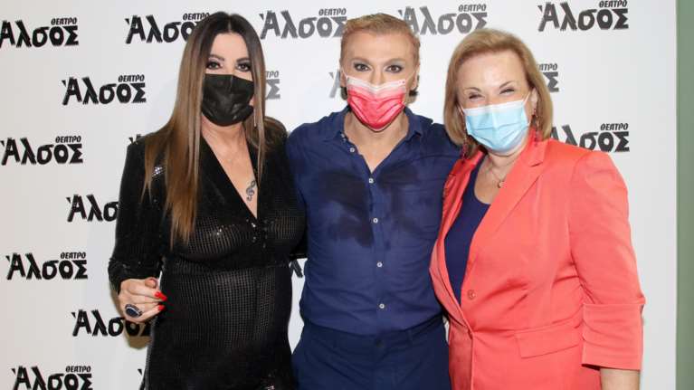 Η Ματίνα Παγώνη ξανά στην παράσταση του Ζαχαράτου - Αγκαλιές με την Αντζελα Δημητρίου [εικόνες]