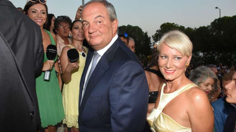 Τα δίδυμα Καραμανλή τελείωσαν το Λύκειο - Η τρυφερή οικογενειακή φωτογραφία με τους γονείς