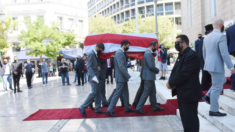 Κηδεία Σάββα Θεοδωρίδη: Σκεπασμένη με τη σημαία του Ολυμπιακού η σορός του [Εικόνες]