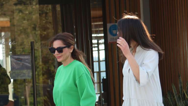 Δέσποινα Βανδή: Πρωινή βόλτα στα νότια προάστια με την κούκλα κόρη της - Με casual look [εικόνες]