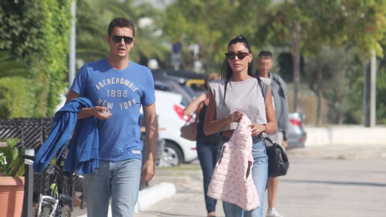 Aντώνης- Ιωάννα Σρόιτερ: Βόλτα με τις κόρες τους στη Γλυφάδα