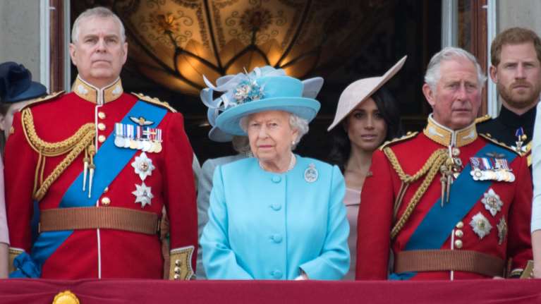 Το Στέμμα σε κίνδυνο: Σε δύσκολη θέση η βασίλισσα Ελισάβετ - Το δίλημμα και η σκληρή απόφαση για τον πρίγκιπα Αντριου