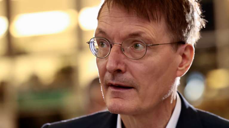 Καρλ Λάουτερμπαχ: Ποιος είναι ο νέος υπουργός Υγείας της Γερμανίας - Λάτρης του Τwitter και... "κόκκινο πανί" για τους αρνητές