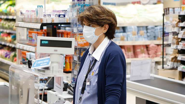 Υποχρεωτική από αύριο η χρήση μάσκας στα σούπερ μάρκετ για εργαζομένους και καταναλωτές