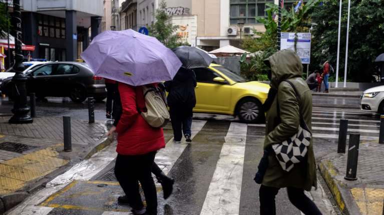 Καιρός: Χωρισμένη στα δύο η χώρα - Πού θα έχει ήλιο και πού καταιγίδες και χιόνια