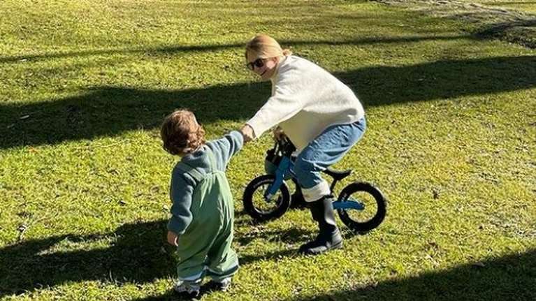 Η Τζένη Μπαλατσινού &quot;έλιωσε&quot; με το δώρο του γιου της για την Ημέρα της Μητέρας [εικόνες]