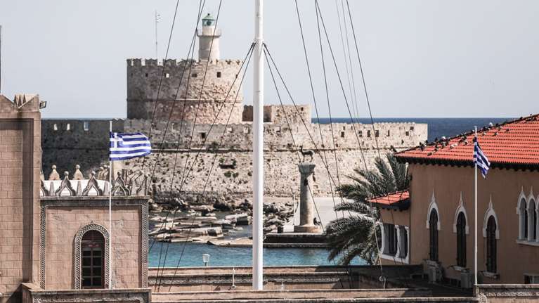 Ρόδος: Κατέβασε την ελληνική σημαία και μαχαίρωσε αστυνομικό που τον καταδίωξε