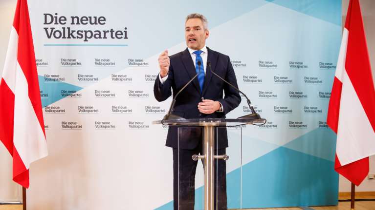 Καρλ Νεχάμερ: Ποιός είναι ο πρώην στρατιωτικός που αναλαμβάνει καγκελάριος της Αυστρίας