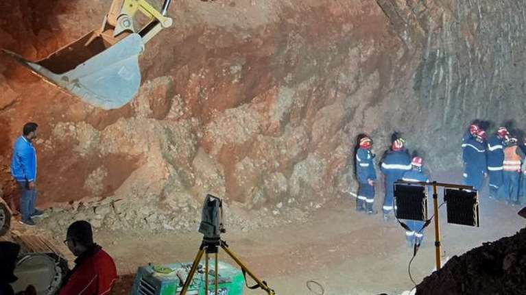 Μαρόκο: Με κάμερα βλέπουν ξαπλωμένο τον 5χρονο -  &quot;20 εκατοστά μας χωρίζουν από τον Ράιαν&quot; [Δείτε Live]