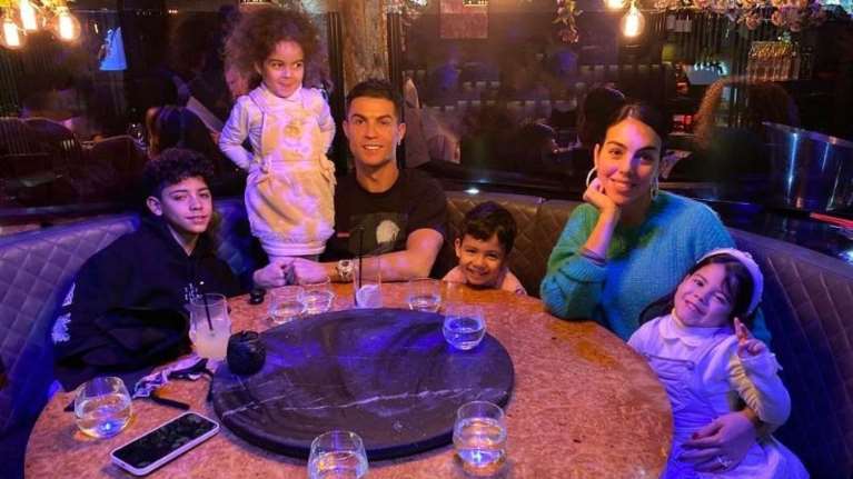 O Κριστιάνο Ρονάλντο είναι ένας ....πολύτεκνος χαζομπαμπάς και το χαίρεται [εικόνες]