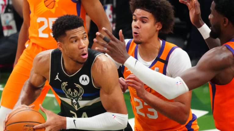 Ο Γιάννης Αντετοκούνμπο αναδείχθηκε MVP των τελικών - Τα δάκρυα στα μάτια του και η κραυγή της χαράς [βίντεο]