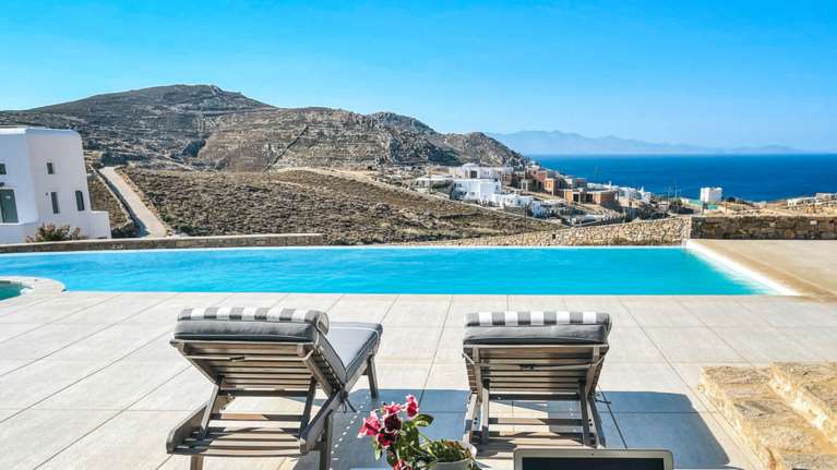 Στο σφυρί ακίνητα της συζύγου του εφοπλιστή Αγούδημου στον Αλιμο και πολυτελείς βίλες στη Μύκονο