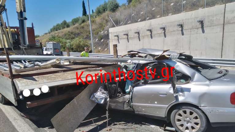 Σοκαριστικό τροχαίο στο Κιάτο - ΙΧ "καρφώθηκε" σε φορτηγό [βίντεο]