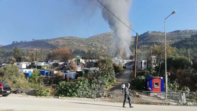 Υπό έλεγχο η φωτιά στο ΚΥΤ της Σάμου - Σημειώθηκαν εκρήξεις