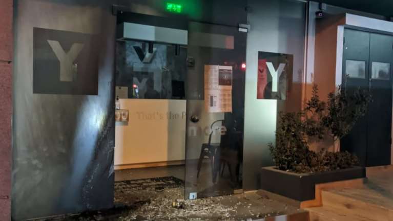 Εμπρηστική επίθεση τα ξημερώματα σε επιχειρήσεις της συζύγου του Νίκου Χαρδαλιά [Eικόνες]