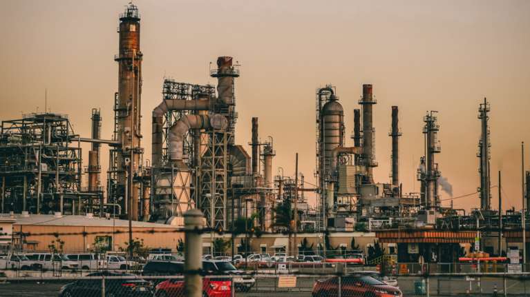 Σοκ και δέος στις αγορές: Στα 102 δολάρια το βαρέλι το πετρέλαιο – Στα 116 ευρώ το φυσικό αέριο