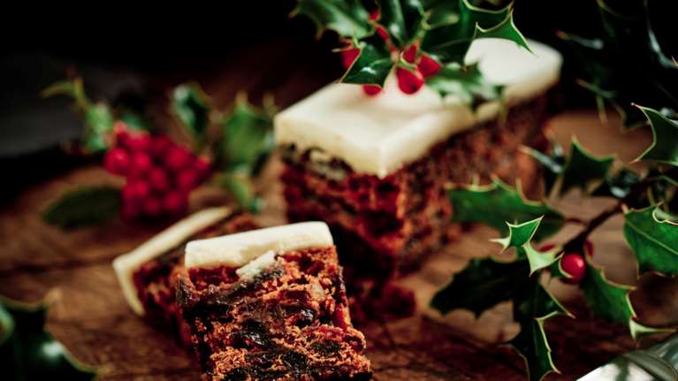 Παρλιάρος: Συνταγή για υπέροχο χριστουγεννιάτικο κέικ - Με κομμάτια φρούτων, σούπερ αφράτο